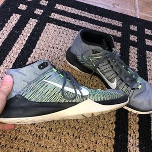 💕Grey and green basketball court shoes💕